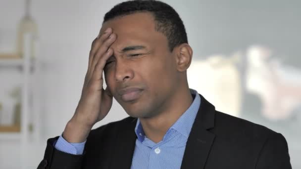 Fejfájás, feszült alkalmi afro-amerikai üzletember hivatalban portréja - Felvétel, videó
