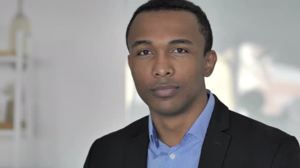 lässiger afroamerikanischer Geschäftsmann klatscht für sein Team bei der Arbeit und applaudiert - Filmmaterial, Video