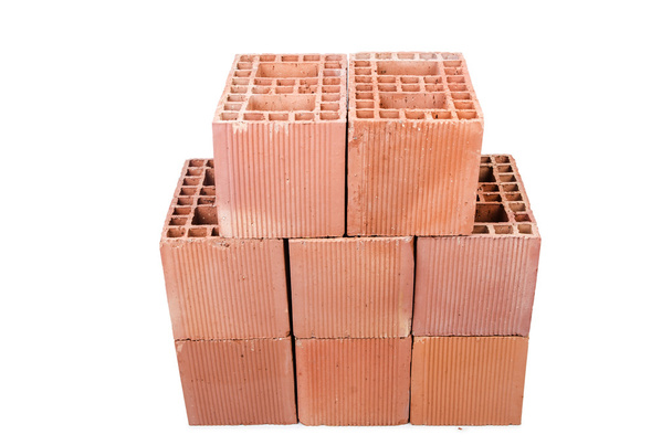 Pilha de tijolos de argila isolados em branco
 - Foto, Imagem