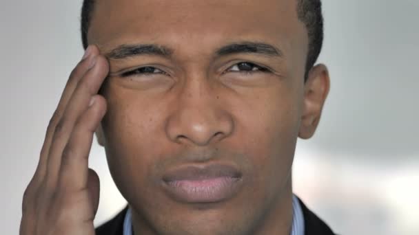 頭痛と強調した男顔のクローズ アップ - 映像、動画