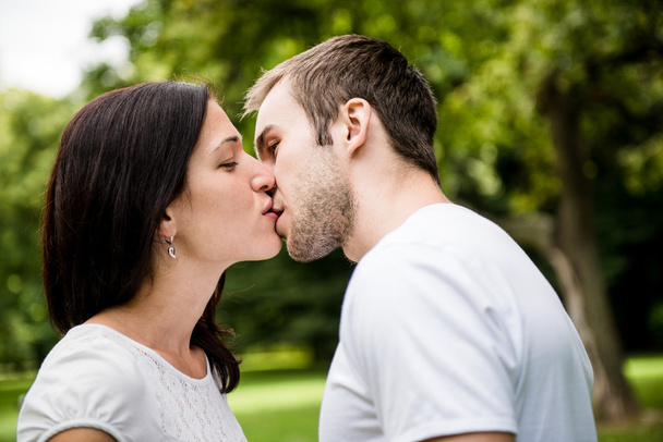 Young kissing couple in love - Foto, imagen