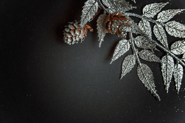 Natal Ano Novo Composição quadro feito de coisas naturais de inverno no quadro negro escuro. e lugar para texto. Deitado. Conceito de Natal
. - Foto, Imagem