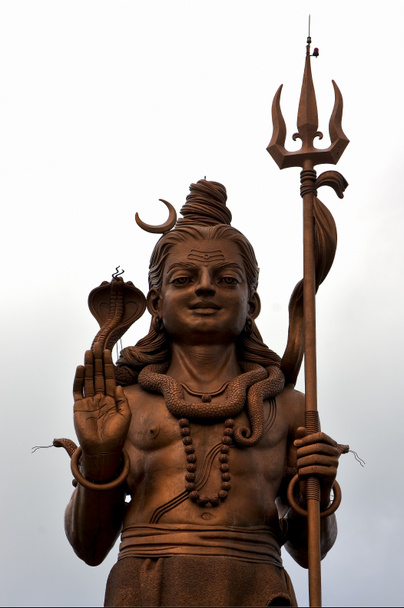 estatua de oro de madera de un hinduismo Shiva
 - Foto, imagen