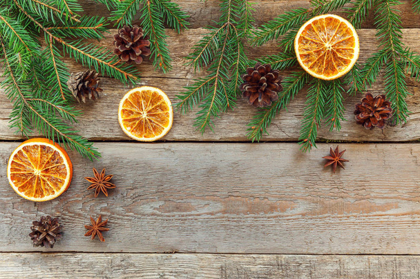 Klatka kompozycji Boże Narodzenie nowy rok z jodły oddział sosna szyszki plastry pomarańczy na stary brudny rustykalne drewniane tła. Grudnia dekoracji Xmas. Mieszkanie świeckich kopiować przestrzeń czas uroczystości Concept - Zdjęcie, obraz