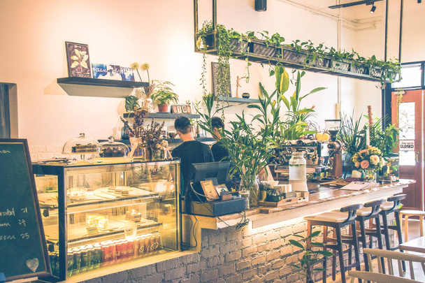 красиве кафе зі столовими стільцями та рослинами
 - Фото, зображення