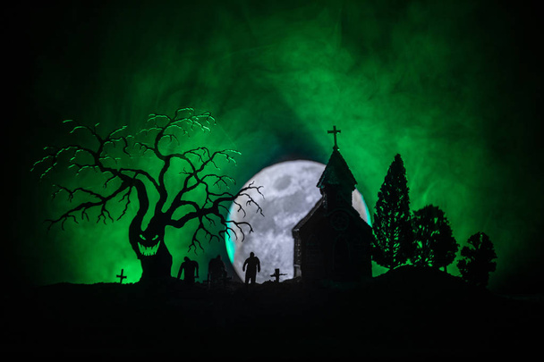Vista spaventosa di zombie al cimitero albero morto, luna, chiesa e cielo nuvoloso spettrale con nebbia, concetto di Halloween Horror. Tonica
 - Foto, immagini