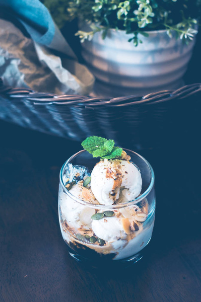 Аффогато (кокосовое мороженое, эспрессо, орехи) с мятой сверху в стакане
 - Фото, изображение