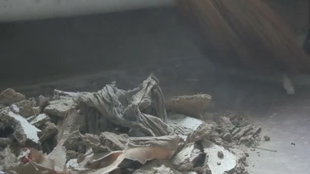 Muito lixo e poeira varre uma vassoura
 - Filmagem, Vídeo