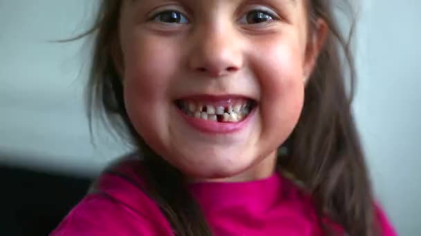χαριτωμένο κοριτσάκι χωρίς δόντια - Πλάνα, βίντεο
