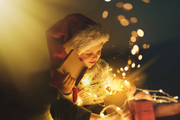 Девочка открывает рождественские подарки
 - Фото, изображение