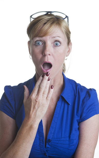Porträt einer Frau in blauem Hemd und überraschtem Gesichtsausdruck - Foto, Bild