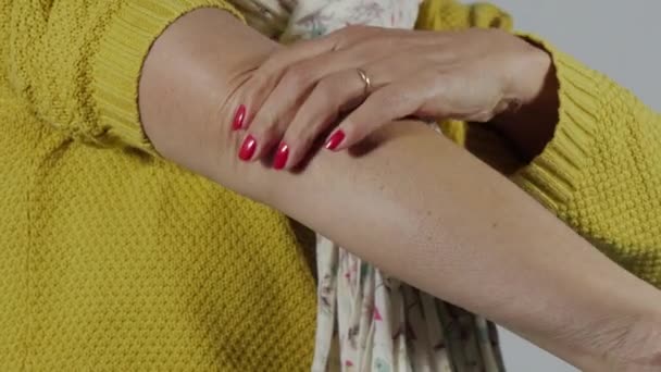 Close-up van een close-up van de vrouw van een vrouw die het dragen van de gele trui met elleboog pijn - Video