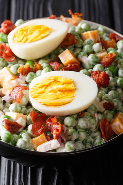 English Pea Salad es un plato maravilloso y abundante con huevos, tocino, cebolla roja picada y queso cheddar, todo mezclado con un aderezo cremoso. vertica
 - Foto, Imagen
