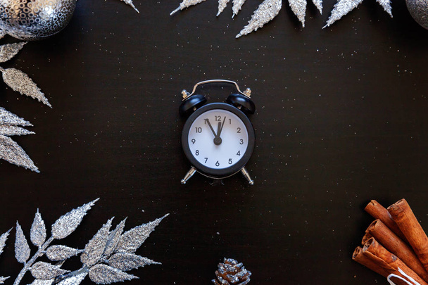 Різдвяний Новий рік Композиція зимових предметів годинник срібна гілка, вафлі і м'ячі на темно-чорному тлі. Плоский простір, вид зверху, простір для копіювання. Різдвяний грудневий час для концепції святкування
 - Фото, зображення