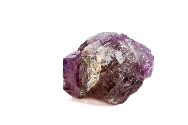 Macro piedra mineral amatista juntos cuarzo ahumado, rauchtopacio sobre un fondo blanco de cerca
 - Foto, imagen