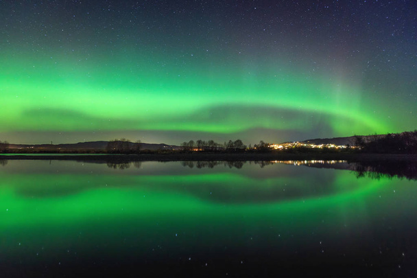 Severní světla na obloze nad Norskem, pohledu ze Selbu oblasti. Odrazy ve vodě řeky Nea. - Fotografie, Obrázek