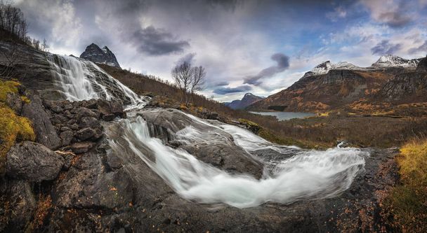 Panoramiczny widok na wodospady na rzece Fluo, Innerdalen doliny poniżej. Park narodowy Trollheimen w Norwegii. - Zdjęcie, obraz