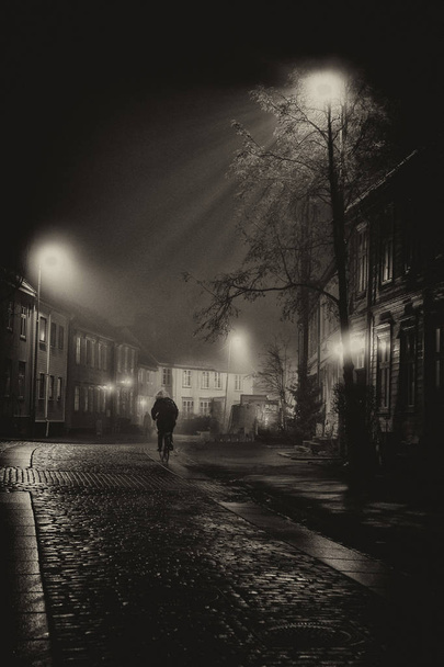 Sulla strada di casa - uomo single sulle strade nebbiose di Baklandet, passeggiata notturna nel centro storico di Trondheim
. - Foto, immagini