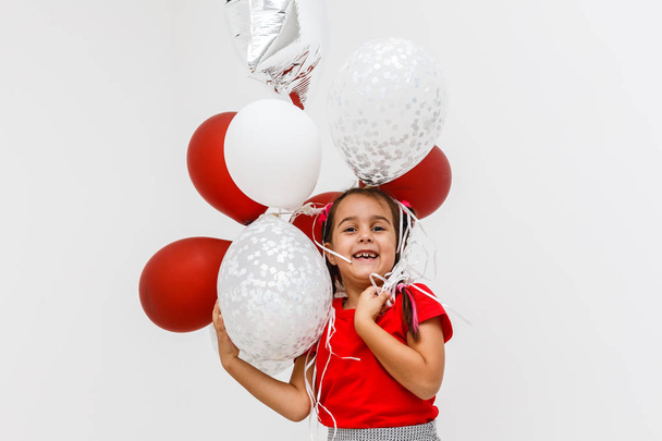 joyeuse petite fille avec un tas de ballons colorés
 - Photo, image