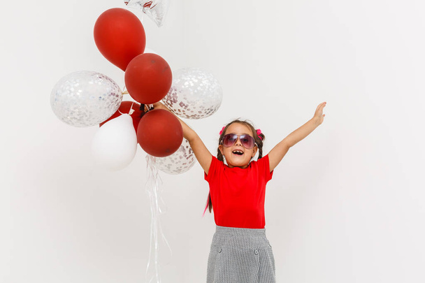 menina alegre com bando de balões coloridos
 - Foto, Imagem