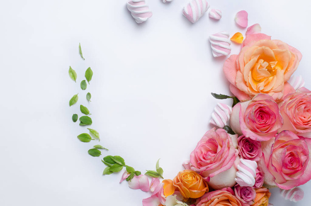 Élő rózsák keret. Gyönyörű virágos háttér. Kártya sablon szöveg tavaszi kreatív ünnepek. - Fotó, kép