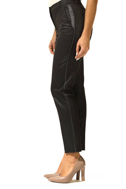 formale schwarze Hose an Modelbeinen mit weißen Stiletto-Absätzen Rückansicht - Foto, Bild