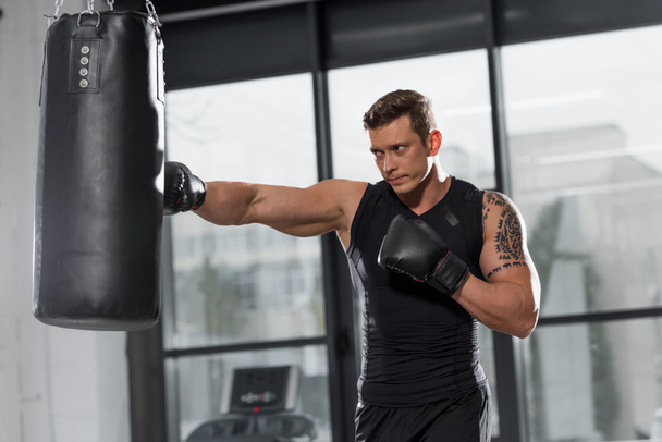 przystojny bokser mięśni, ćwiczenia z workiem w siłowni - Zdjęcie, obraz