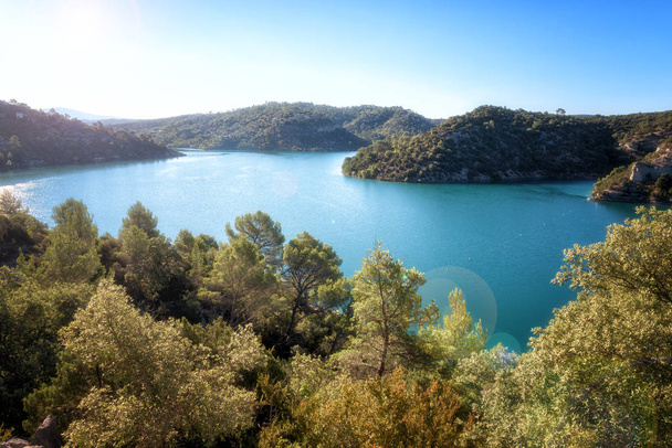 Lac Esparron (lac Esparron de Verdon), l'un des cinq lacs du parc national des Gorges du Verdon. Beau paysage de jour, destination touristique populaire en Provence, Alpes-de-Haute-Provence, France
 - Photo, image