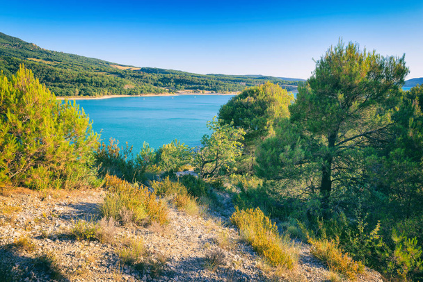 Lac Sainte-Croix, destination touristique préférée en Provence française, entrée au célèbre parc national des gorges du Verdon, paysage naturel, Alpes de Haute Provence, France
 - Photo, image