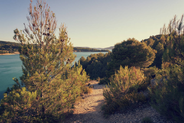 Ruta turística al lago Sainte-Croix, entrada al famoso parque nacional del desfiladero del Verdon, Alpes de Haute Provence, Francia. Imagen vintage naturaleza paisaje
 - Foto, Imagen