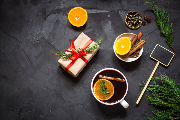 Mulled wine with spices and gifts. Happy New Year! Top view - Foto, afbeelding