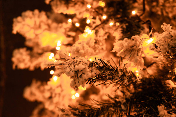 Святкова біла зграя різдвяної ялинки з струною вогнів і сяючим фоном з копіювальним простором
 - Фото, зображення