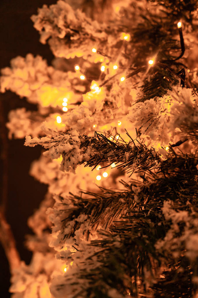 Ünnepi fehér sereglettek Christmas tree fények és izzó háttér-val másol hely zsinórral - Fotó, kép