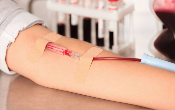 Женщина делает донорство крови в больнице, крупным планом
 - Фото, изображение