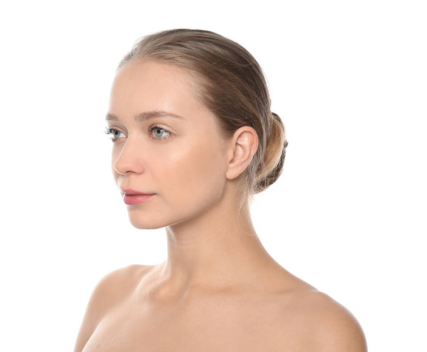 Πορτρέτο του όμορφη νεαρή γυναίκα σε άσπρο φόντο. Χείλη contouring, φροντίδα δέρματος και πλαστική χειρουργική έννοια - Φωτογραφία, εικόνα