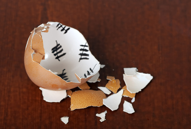 Зламана яєчна шкаралупа крупним планом
 - Фото, зображення