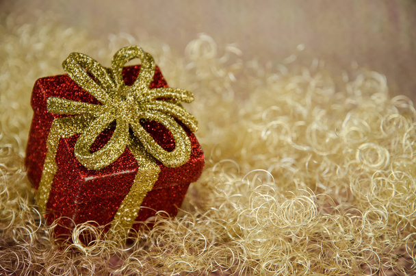 semplice scatola di Natale rosso con sorpresa all'interno in sfondo dorato
 - Foto, immagini