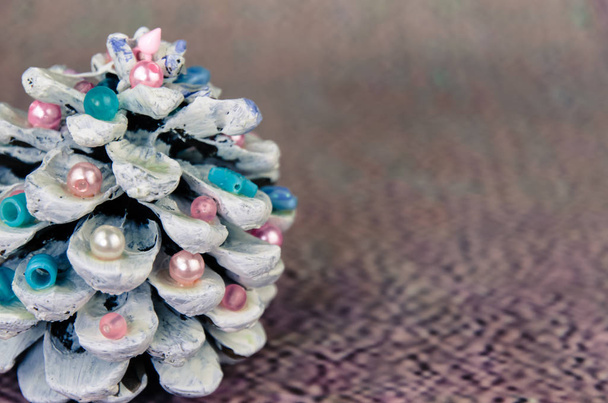 choinki wykonane z szyszka i kolorowe koraliki - Zdjęcie, obraz