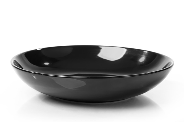 Чорна тарілка ізольована на білому
 - Фото, зображення