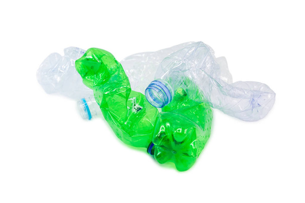 Los residuos de botellas de plástico para el reciclaje serán reciclados, Concepto de reciclaje de la botella de plástico usada vacía aislado fondo blanco
 - Foto, imagen