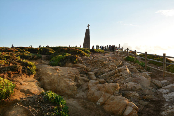 Soirée à Cabo da Roca, près de Lisbonne au Portugal, le point le plus à l'ouest de l'Europe continentale
 - Photo, image