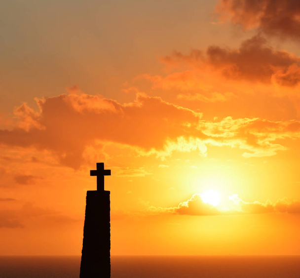 Coucher de soleil sur Cabo da Roca, près de Lisbonne au Portugal, point le plus à l'ouest de l'Europe continentale
 - Photo, image