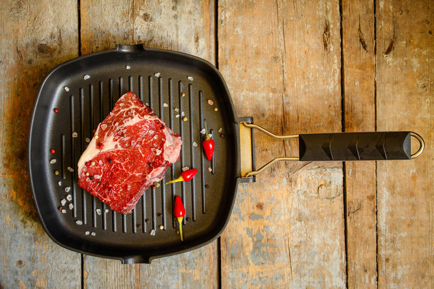 sığır eti biftek ızgara baharat (et parçası). Kopya alanı ile üstten görünüm - Fotoğraf, Görsel