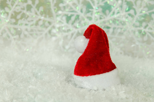 jednoduché vánoční dekorace s červenou čepici santa - Fotografie, Obrázek