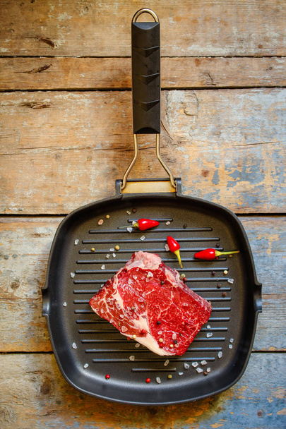 steak de bœuf grillé avec des épices (morceau de viande). Vue supérieure avec espace de copie
 - Photo, image