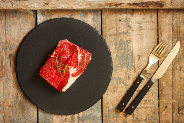 Stek wołowy z grilla z przyprawami (kawałek mięsa). Widok z góry z miejsca kopii - Zdjęcie, obraz