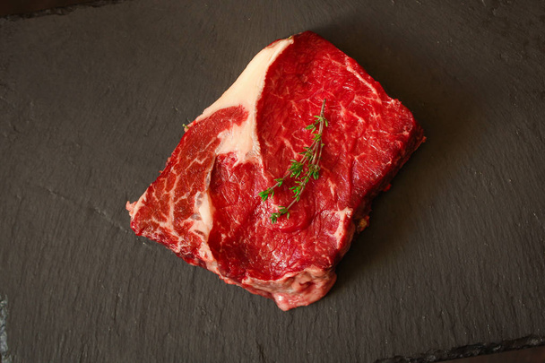 biefstuk gegrilde met kruiden (stuk vlees). Bovenaanzicht met kopie ruimte - Foto, afbeelding