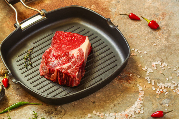 牛肉のステーキ焼きスパイス (肉の部分)。コピー スペース平面図 - 写真・画像