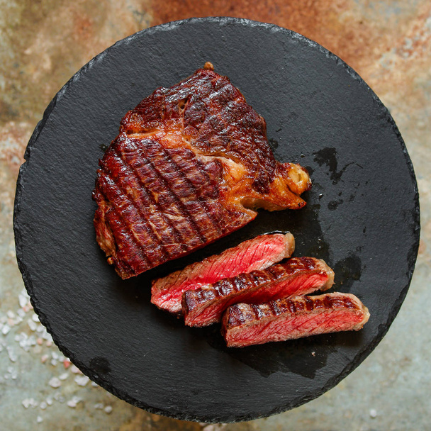 Hovězí steak grilovaný s kořením (kus masa). Pohled shora s kopií prostor - Fotografie, Obrázek