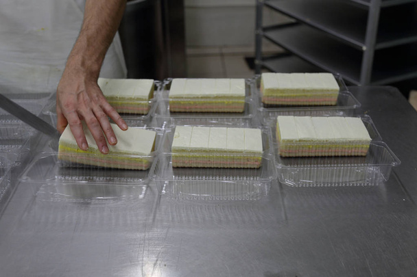 Pasticceria appena sfornata in fabbrica di pane e dolci
 - Foto, immagini